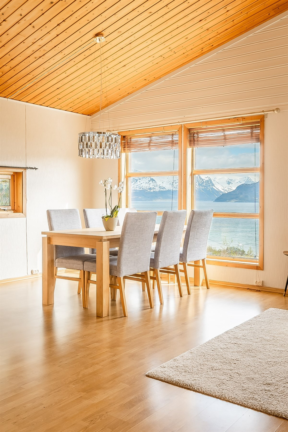 Spiseområde i stue med nydelig utsikt mot Lyngenfjorden