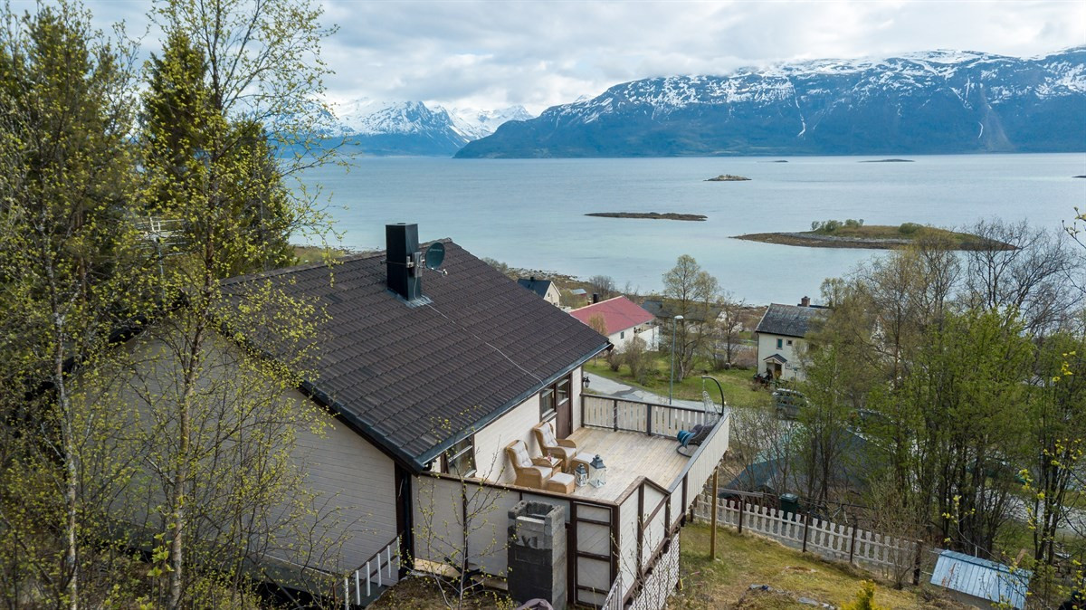 Eiendommen ligger høyt i terrenget og det er flott utsikt mot Lyngenfjorden