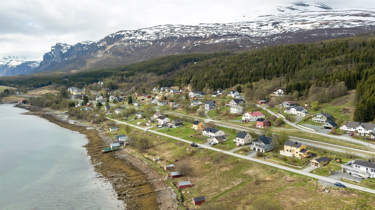 Boligen ligger i et veletablert boligområde like sør for Lyngseidet