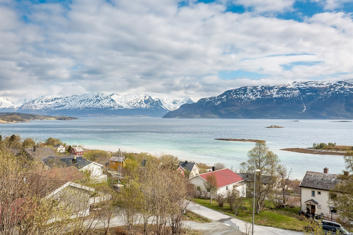 Fantastisk utsikt mot Lyngenfjorden og Lyngsalpene