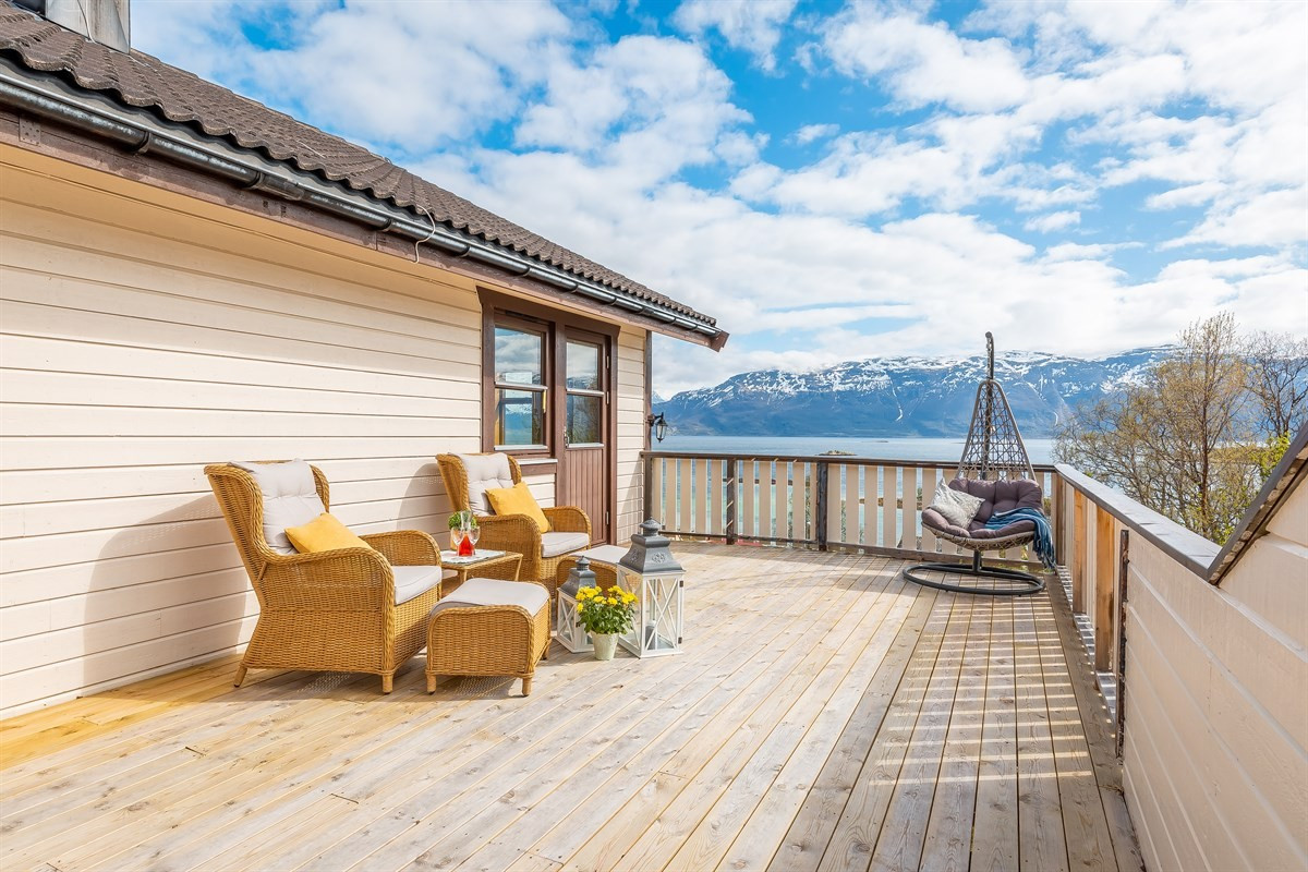 Stor og flott veranda med nydelig utsikt og gode solforhold er perfekt for sene sommerkvelder