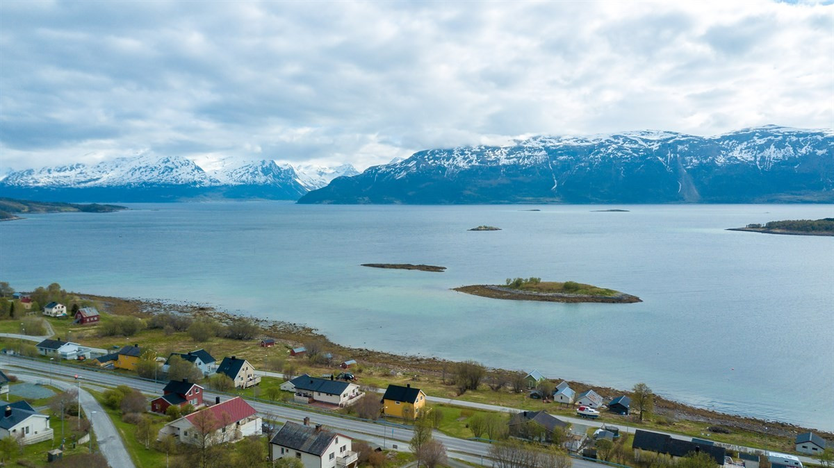 Det er gode fergeforbindelser nedover til Olderdalen og over Ullsfjorden, slik at reisetiden til Tromsø er ca 1,5 timer