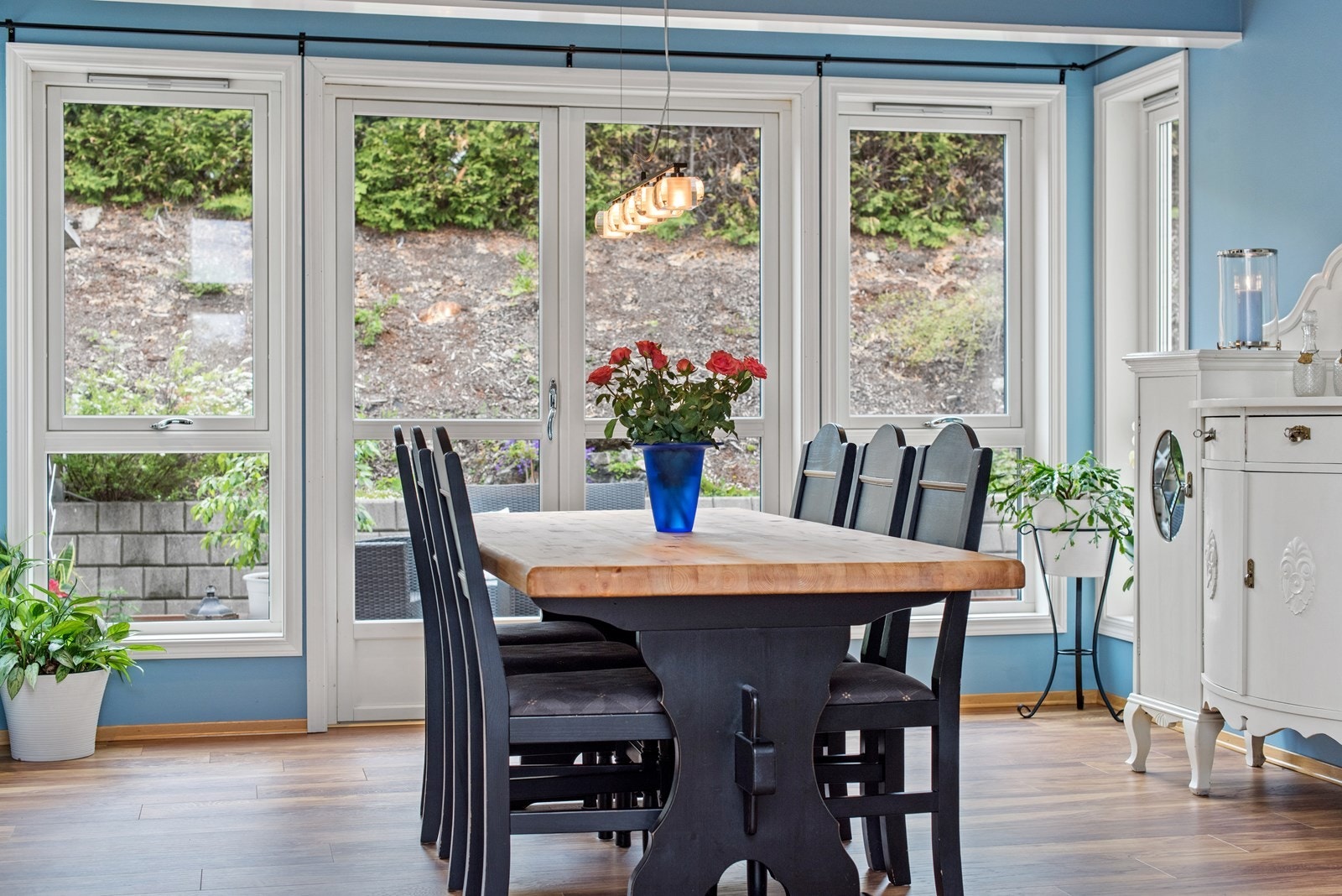 1.etg Stue: De store vinduene slipper inn rikelig med dagslys og gir stuen en luftig følelse. Galleribilde