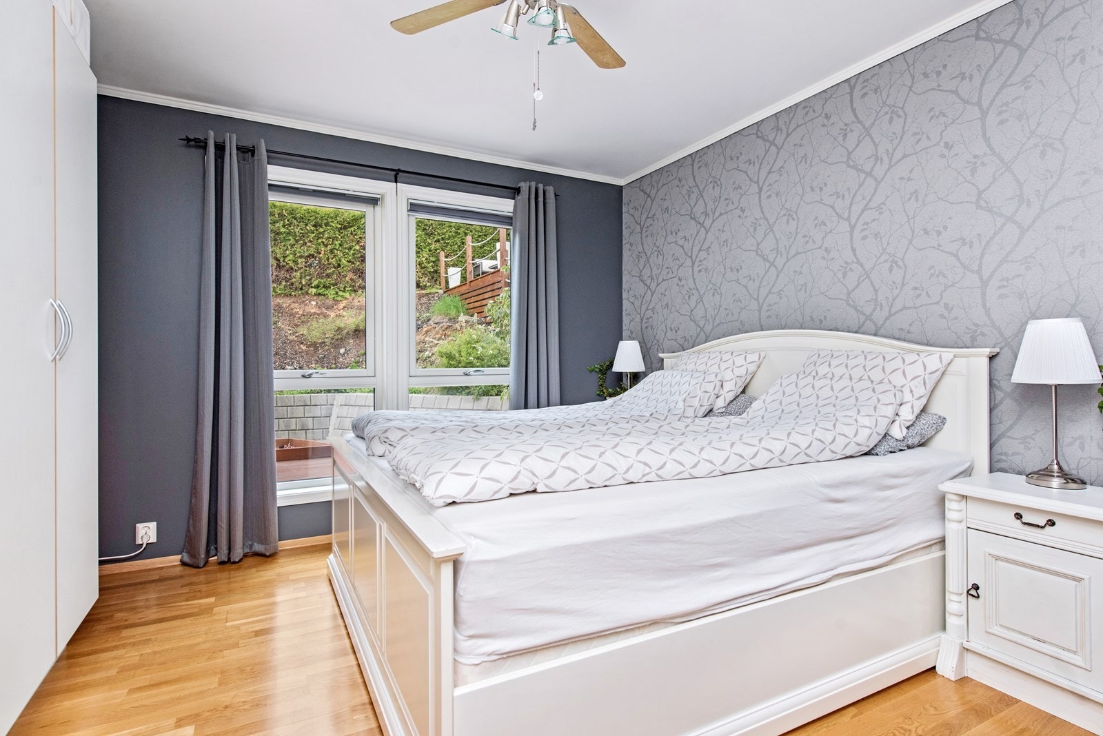 1.etg Hovedsoverom: God plass for dobbeltseng og garderobeløsning. Galleribilde