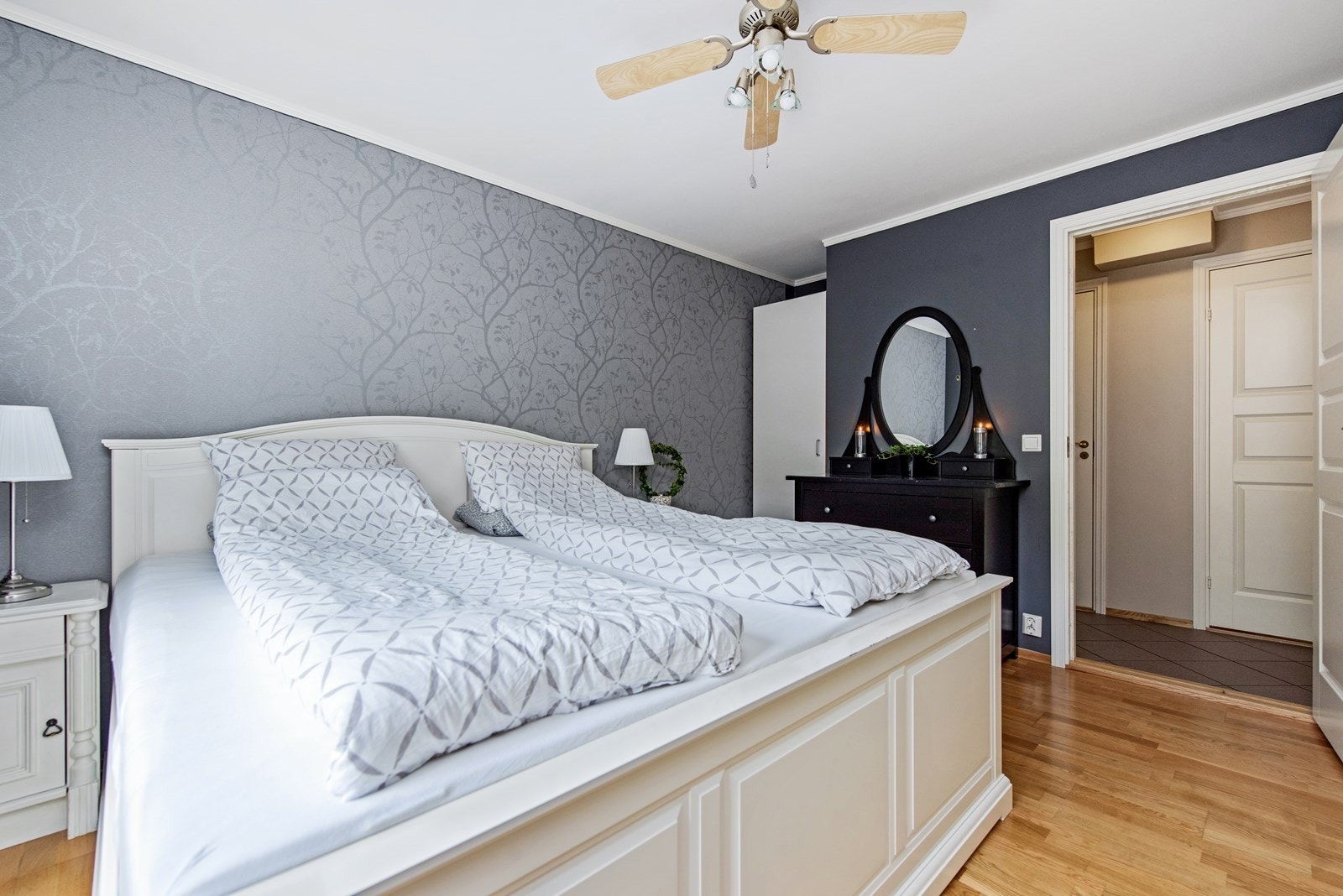 1.etg: Hovedsoverom: Romslig soverom utført i tidsriktige fargevalg. Galleribilde