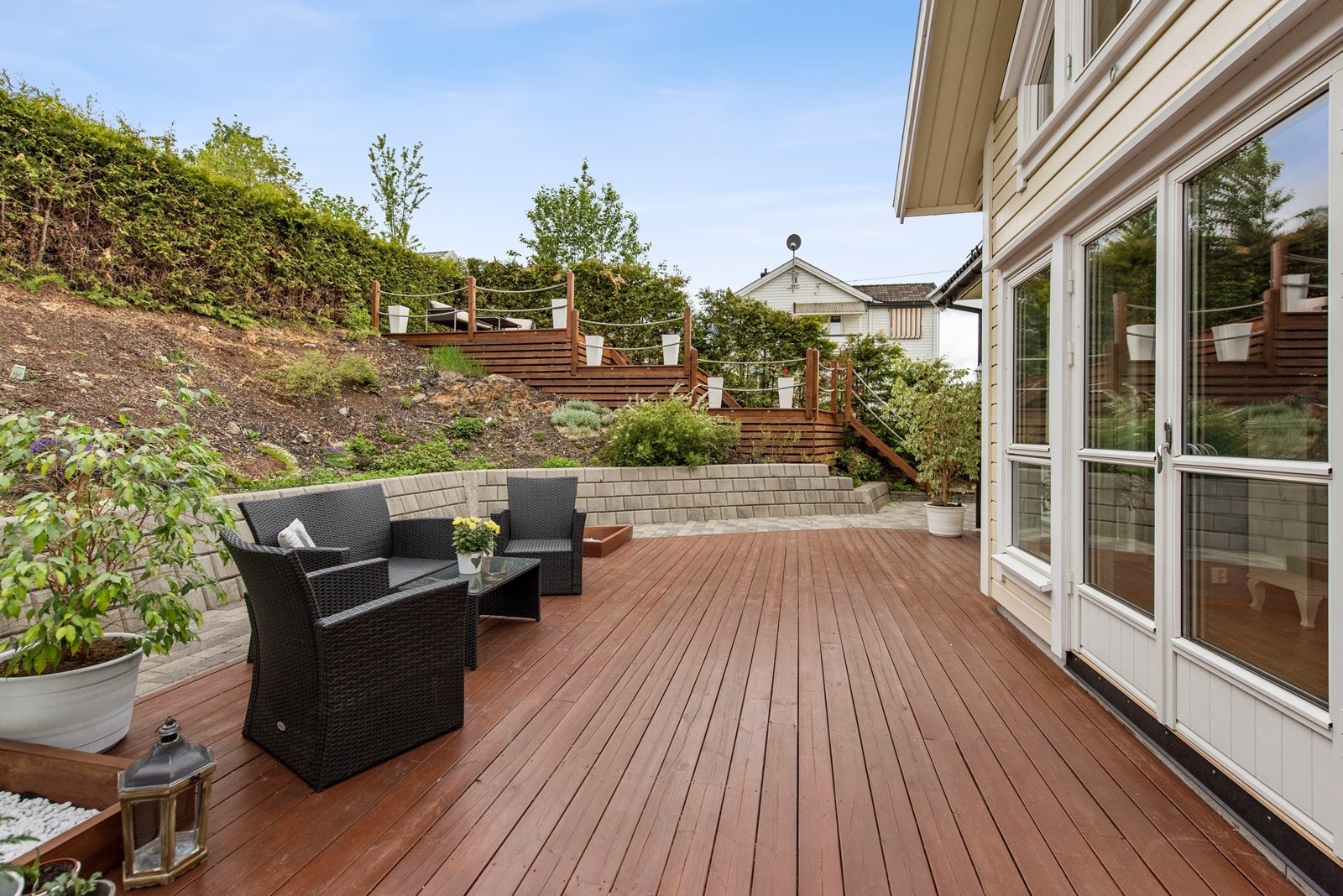 Terrasse: Romslig østvendt terrasse på ca. 30 kvm med god plass for utemøbler og grill. Galleribilde