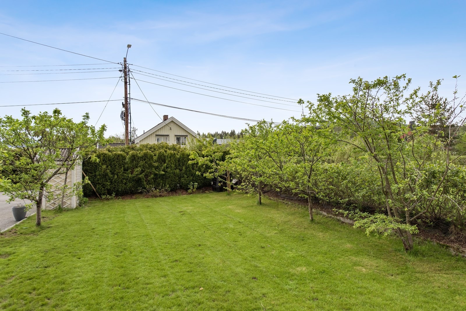 Svært romslig hage for både små og store å boltre seg på. Galleribilde