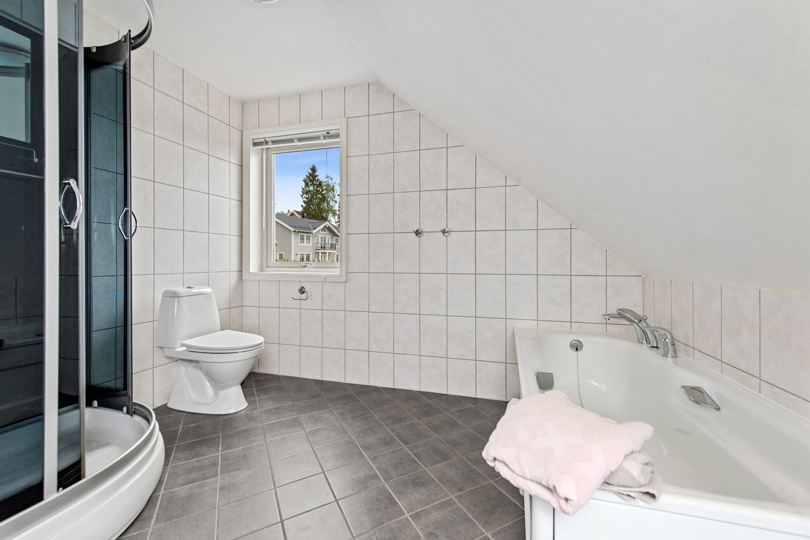 2.etg Bad: Innredet med badekar, massasje dusjkabinett, servant i servantskap og klosett. Galleribilde