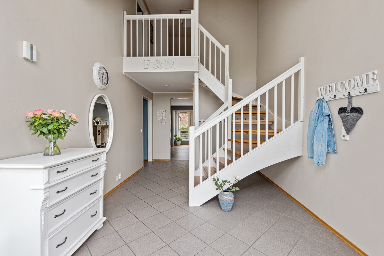 Entrè: Her har du god plass for garderobeløsninger for hele familien. Galleribilde