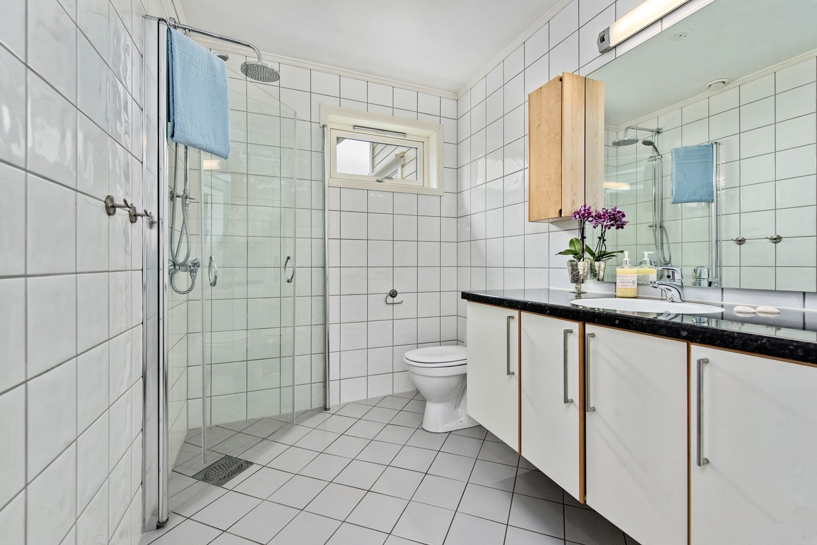 1.etg Bad: Fliselagt baderom med varmekabler i gulv. Galleribilde