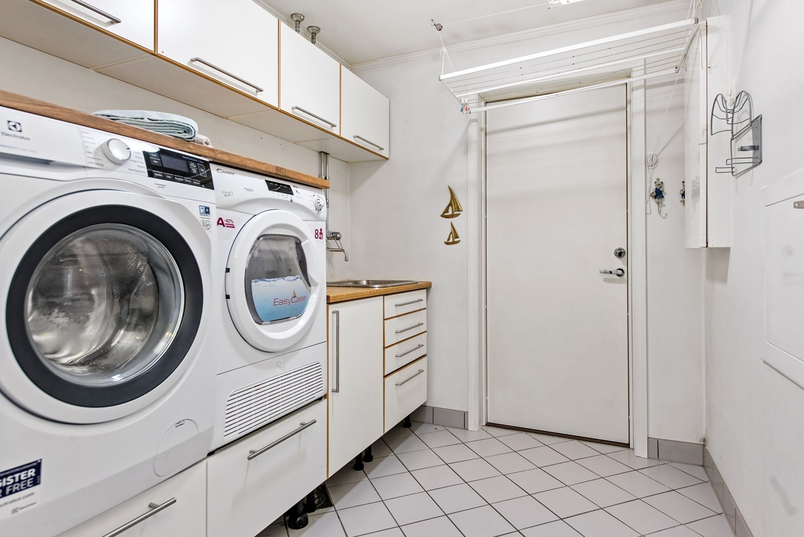1.etg vaskerom: Praktisk og romslig vaskerom med 2 innganger. Flott for barnefamilier med aktive barn. Galleribilde