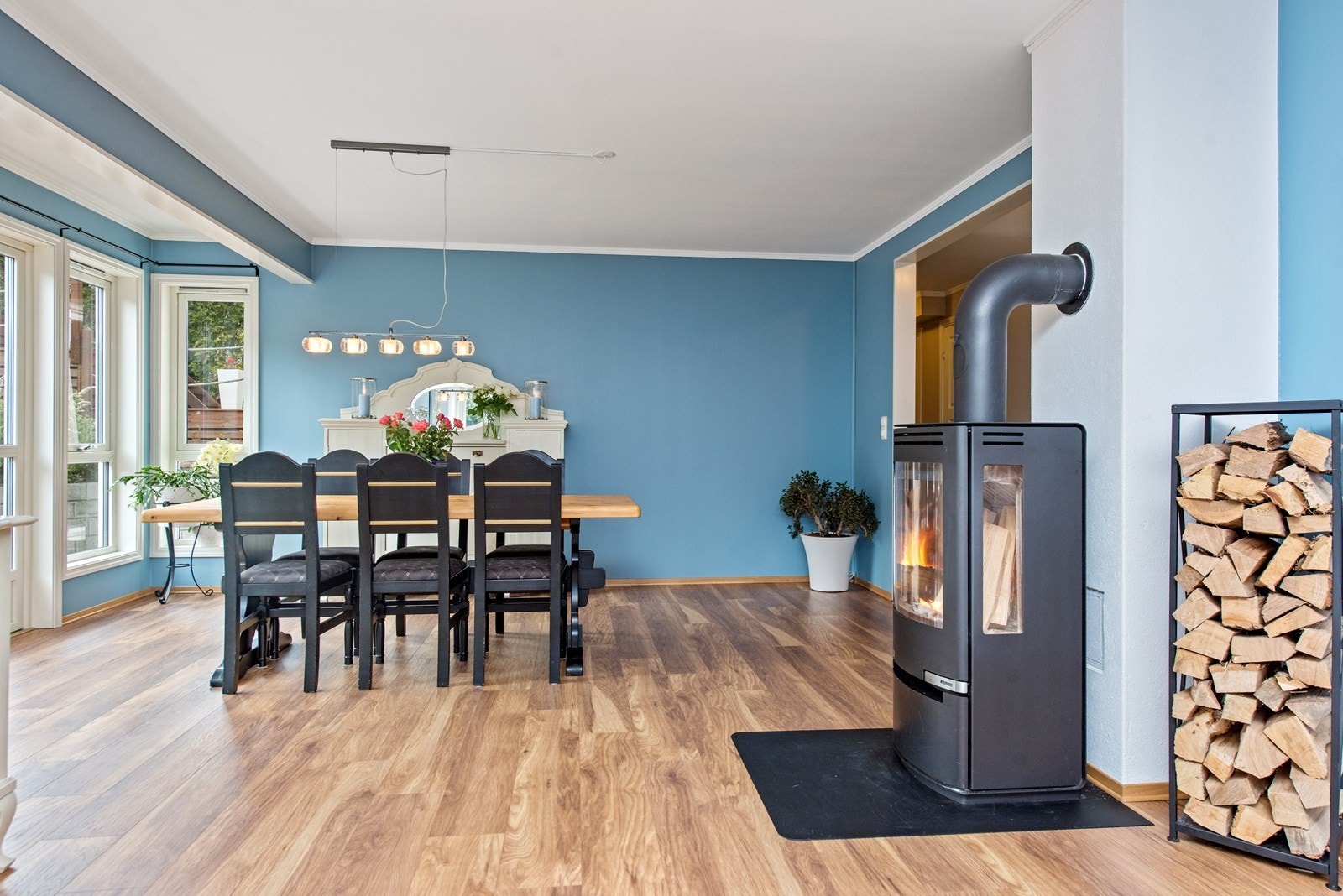 1.etg Stue: Fra stuen er det utgang til lekre uteområder med opptil flere terrasser. Galleribilde