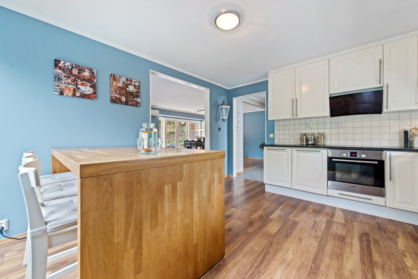 1.etg kjøkken: Kjøkkenøy med profilerte fronter, heltre benkeplate og sidepanel for ytterligere oppbevaring og bankeplass. Galleribilde