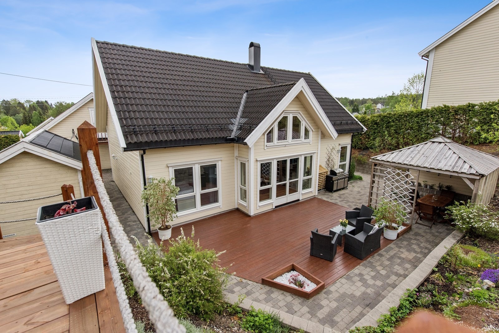 Lekker fasade med store vindusflater som gir godt med naturlig lys i boligen. Galleribilde