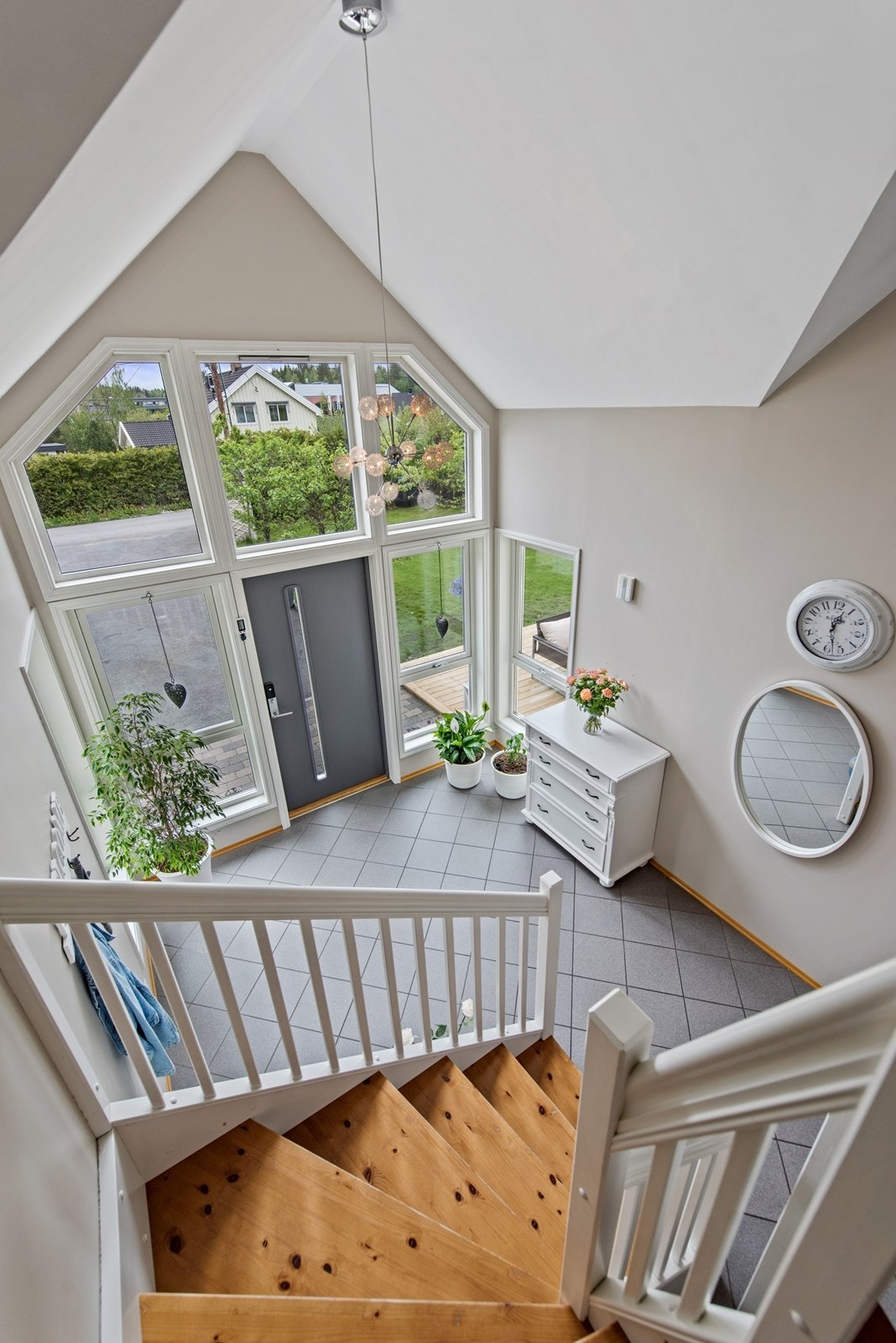 Velkommen til Nedre Måsan 15A - en bolig med fantastisk takhøyde ved hovedinngangen som gir boligen et herskapelig preg og det lille ekstra. Galleribilde