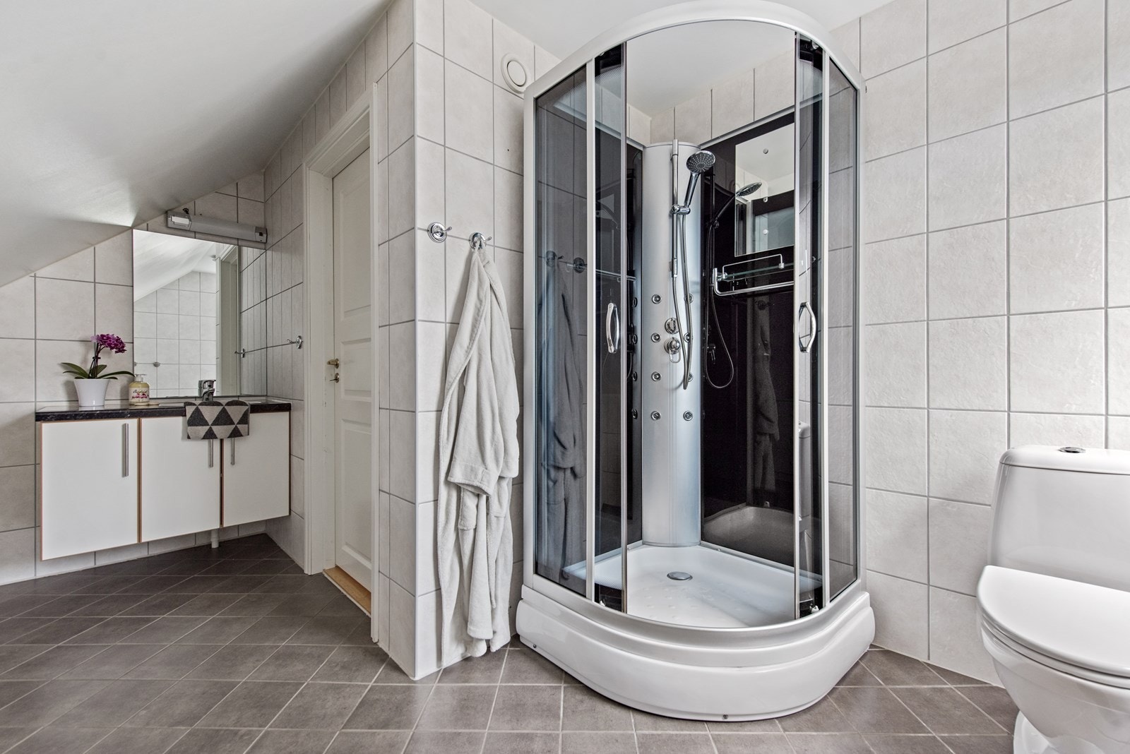 2.etg Bad: Pent fliselagt bad med varmekabler i gulv. Galleribilde