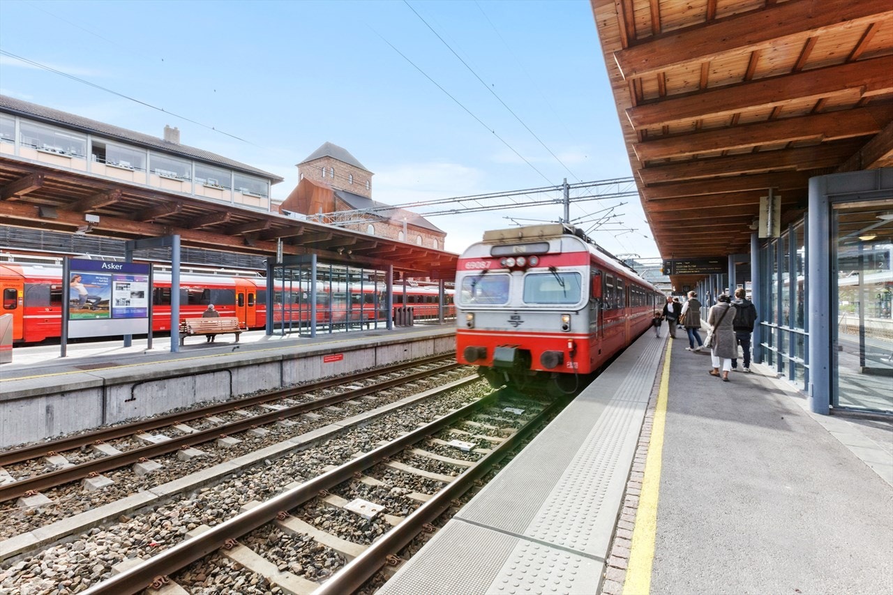 Fra boligen er det kort avstand til bussforbindelse ned til Asker sentrum, evt. 3 min kjøring. I asker finner du sykkelhotel og pendlerparkering som gjør pendlerhverdagen enkel. Fra Asker til Oslo på ca 20 min. Galleribilde