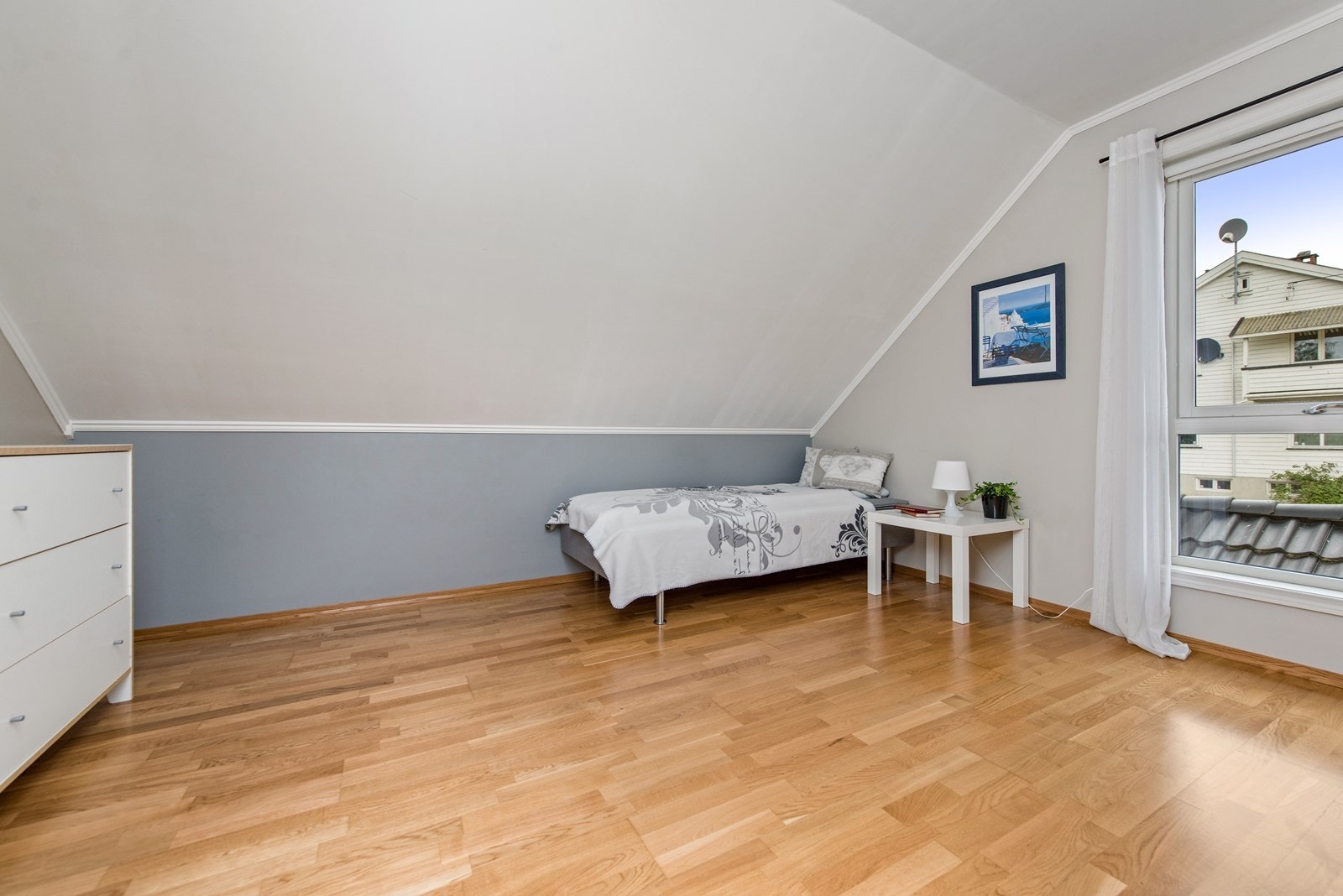 2.etg. Sov 2: Romslig soverom med god plass for garderobe og dobbeltseng. Galleribilde