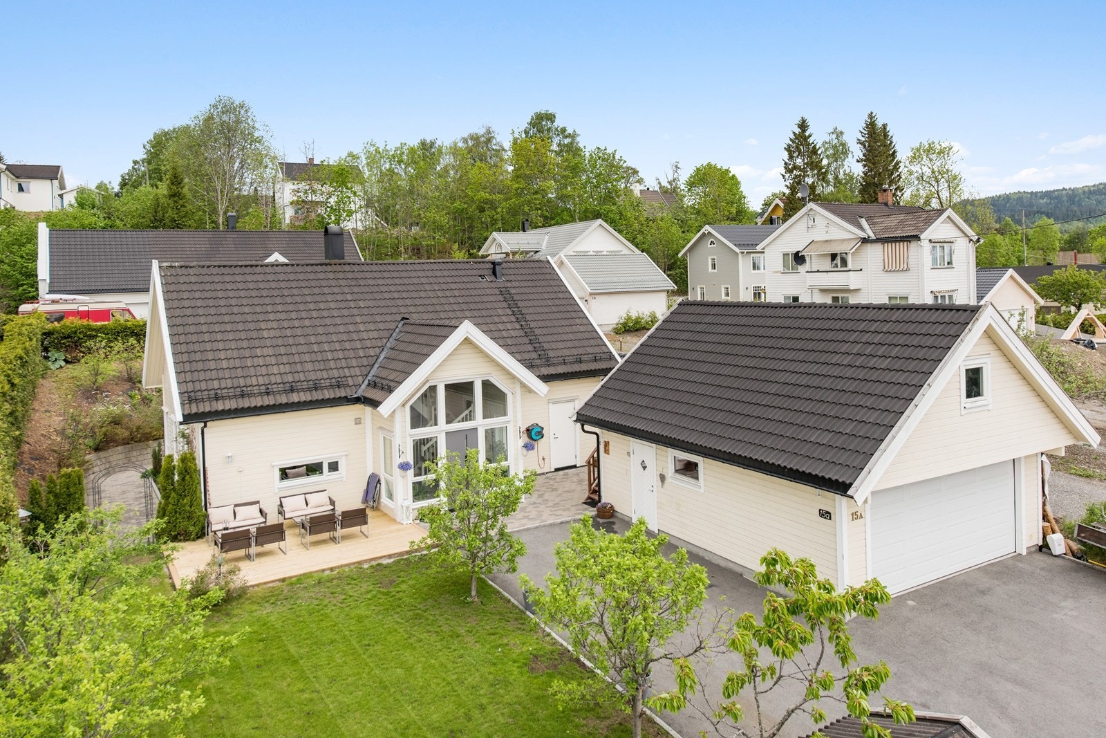 Enebolig fra 2007 med dobbeltgarasje- Isolert rom over dobbeltgarasje med egen inngang via utvendig trapp. Galleribilde