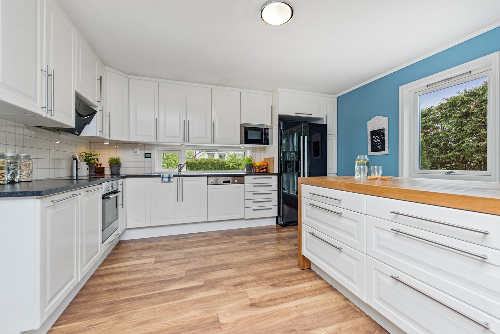 1.etg kjøkken: Middagen forberedes på et kjøkken med svært god skap- og benkeplass. Galleribilde