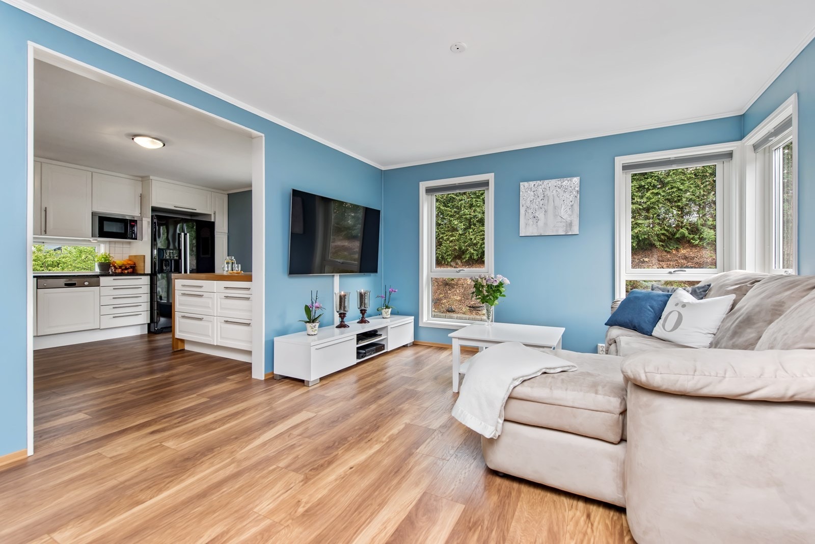 1.etg Stue: Praktisk åpen løsning til kjøkkenet. Galleribilde