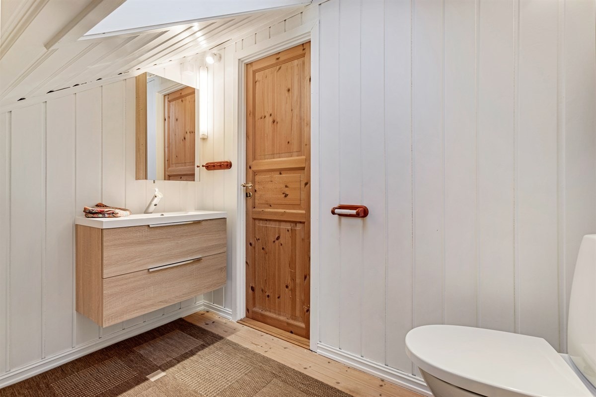 Toalettrom i 2.etg. Inneholder servant med innredning og toalett. Galleribilde