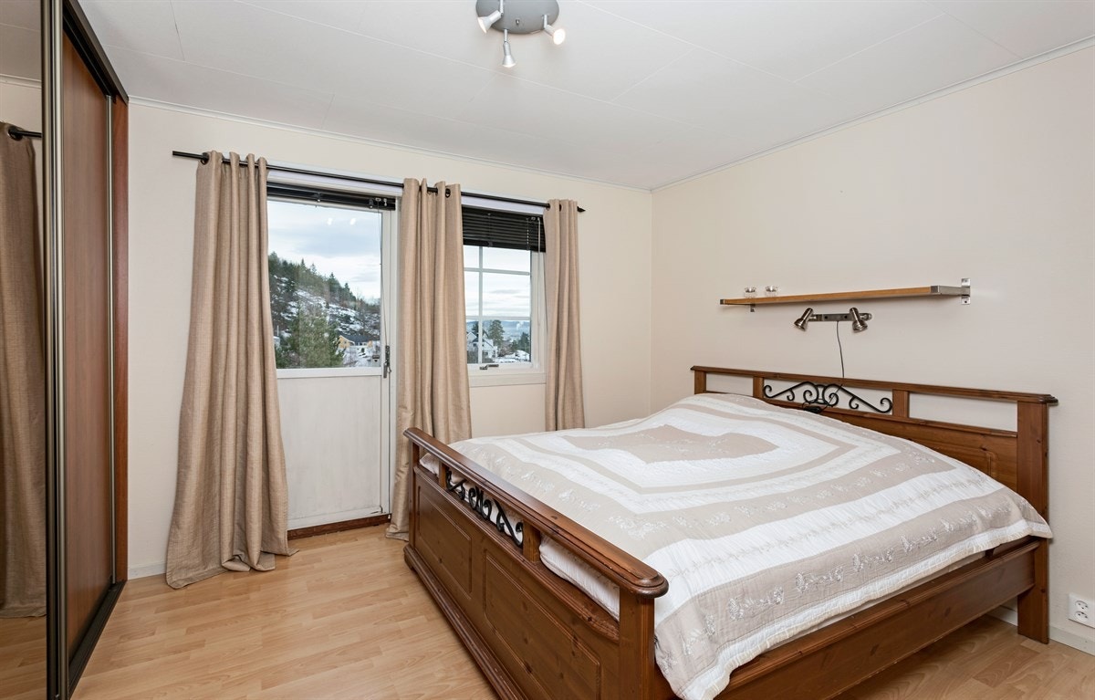 Soverom i 1.etg. med utgang til balkong. Galleribilde