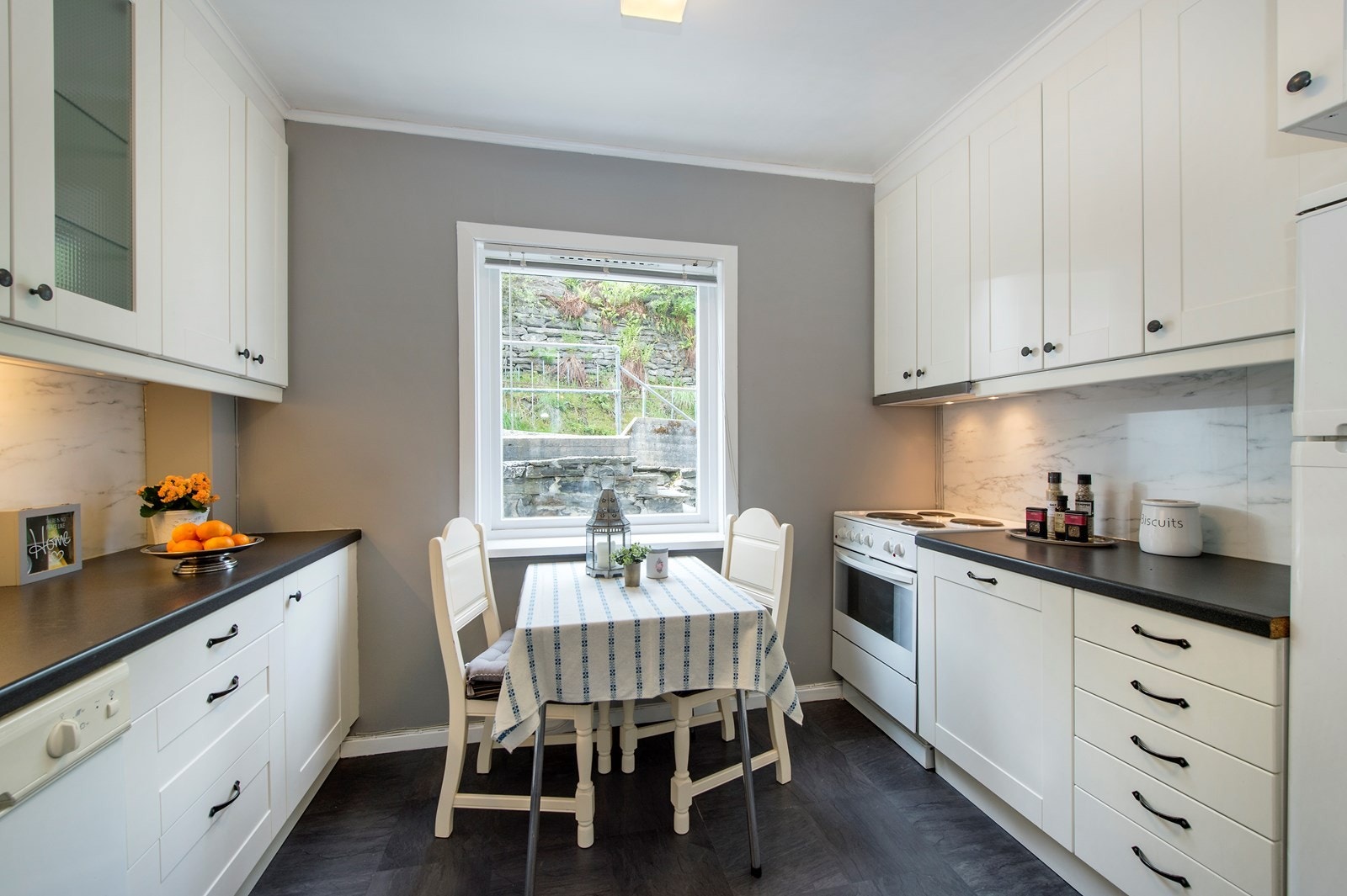 Kjøkkenet er romslig med god skap- og benkeplass, samt plass til et lite spisebord ved vinduet. Galleribilde