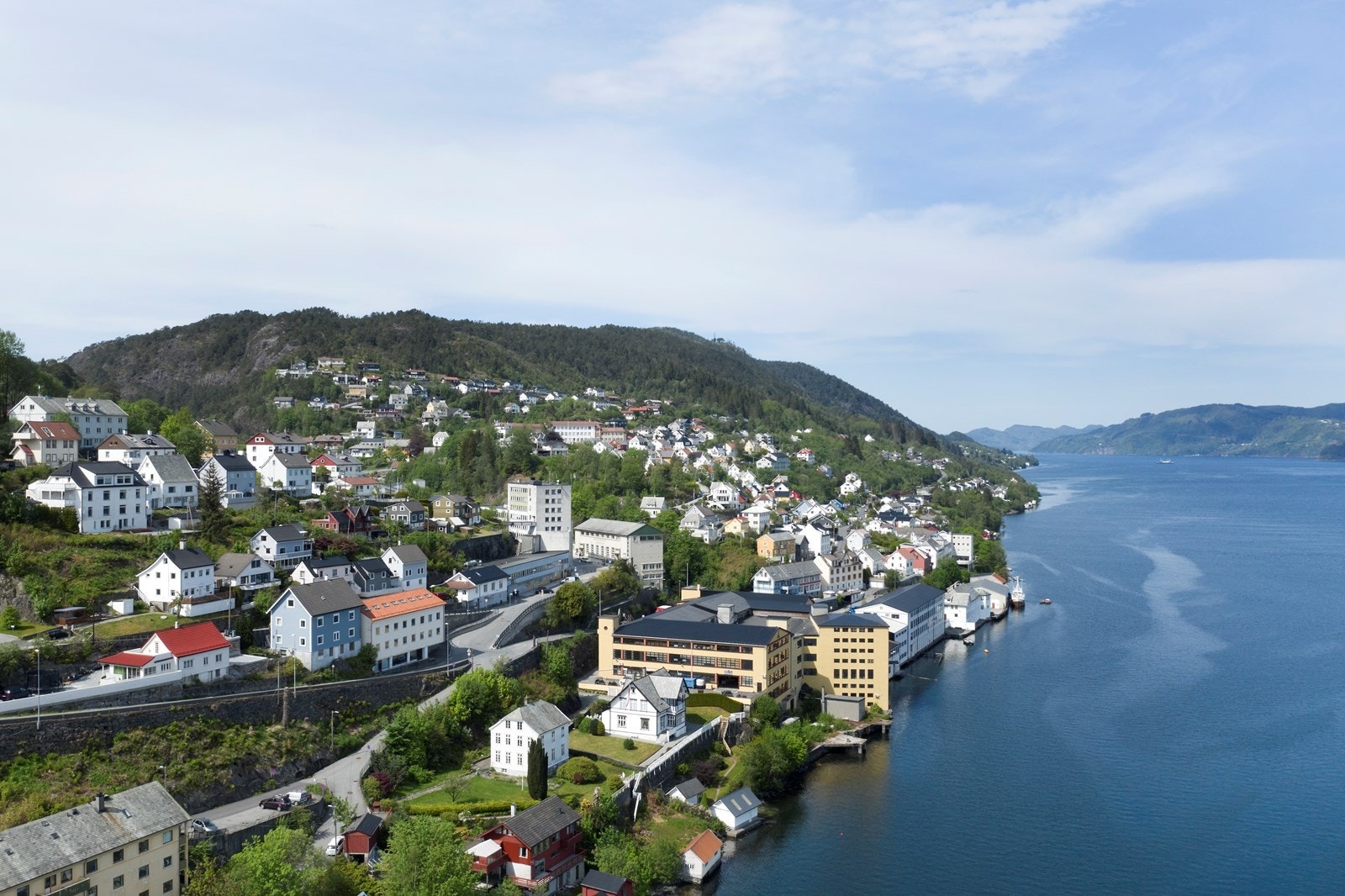 Med bil bruker man ca. 10 min til Åsane og Øyrane Torg. Galleribilde