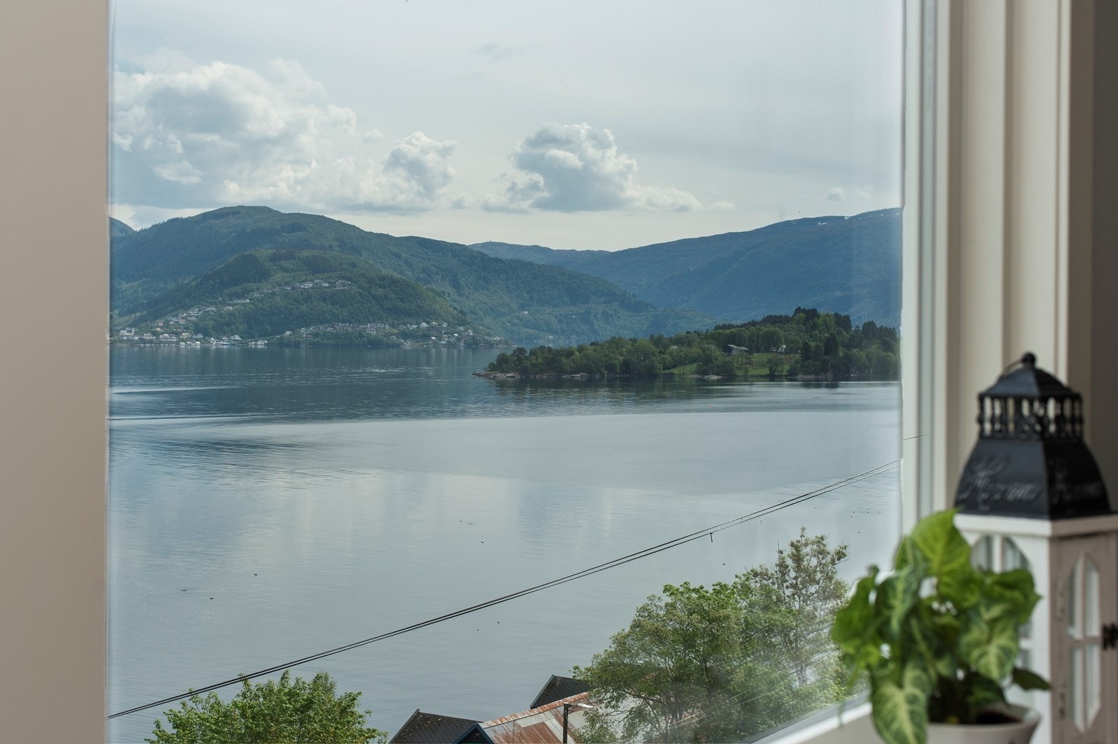 Fra vinduene kan man nyte en herlig utsikt over Sørfjorden mot Osterøy. Galleribilde