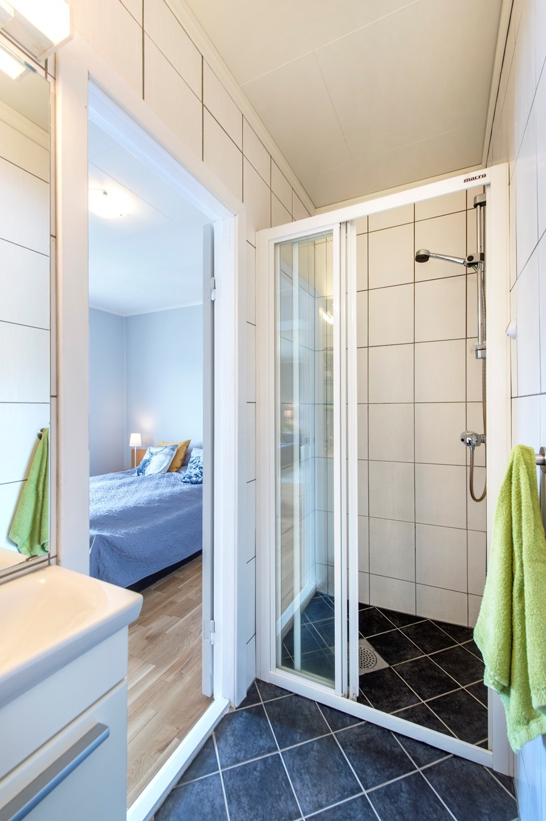 Badet har adkomst fra soverommet og fremstår som helfliset og pent. Galleribilde