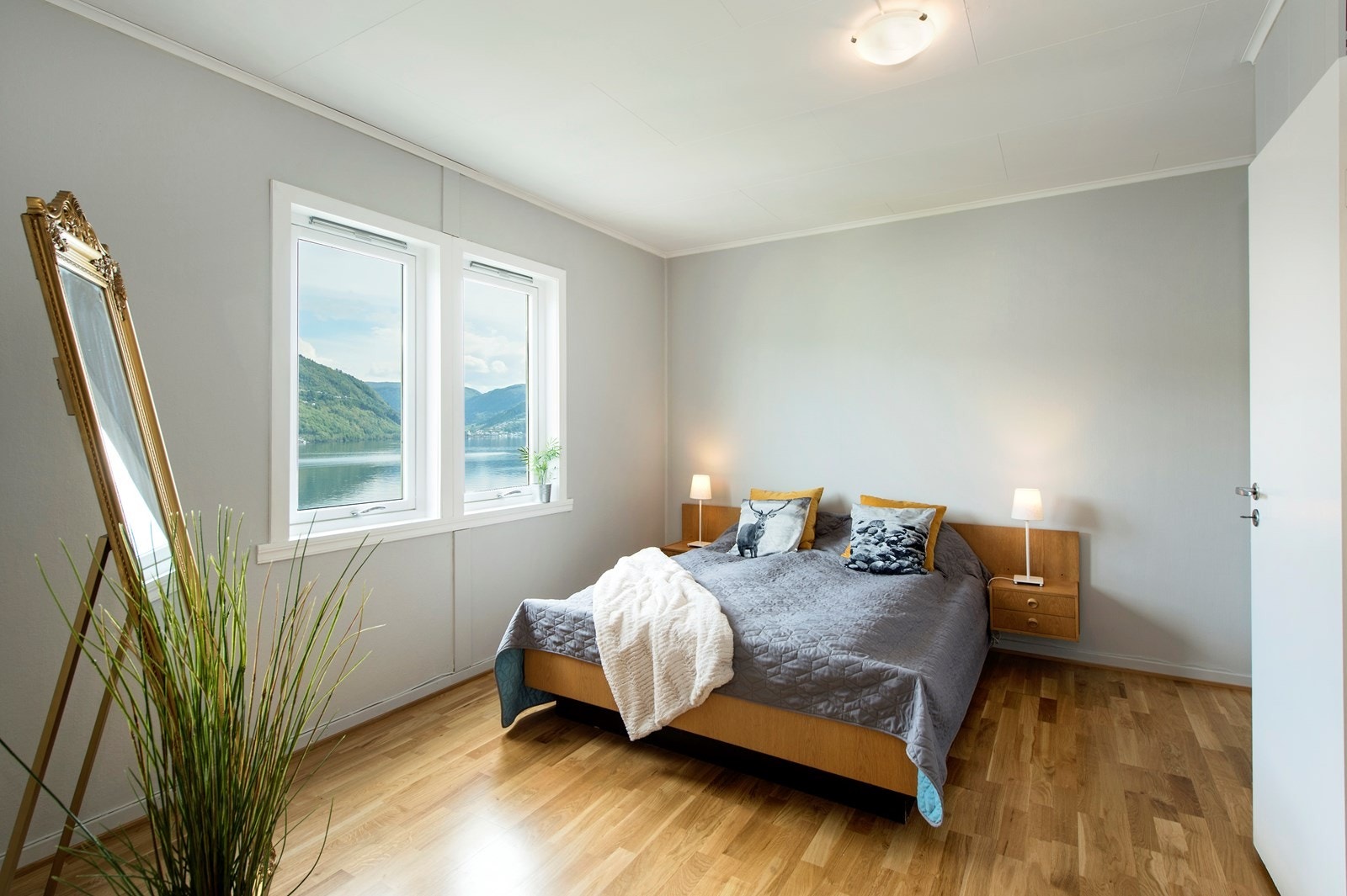 Soverommet er på hele 12,8 m², med god plass til dobbeltseng, nattbord, garderobeskap etc. Galleribilde