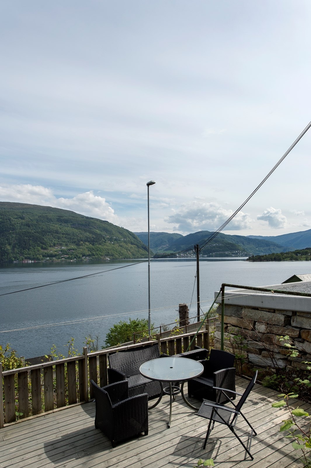 Fra terrassen kan man også nyte den flotte sjøutsikten. Galleribilde