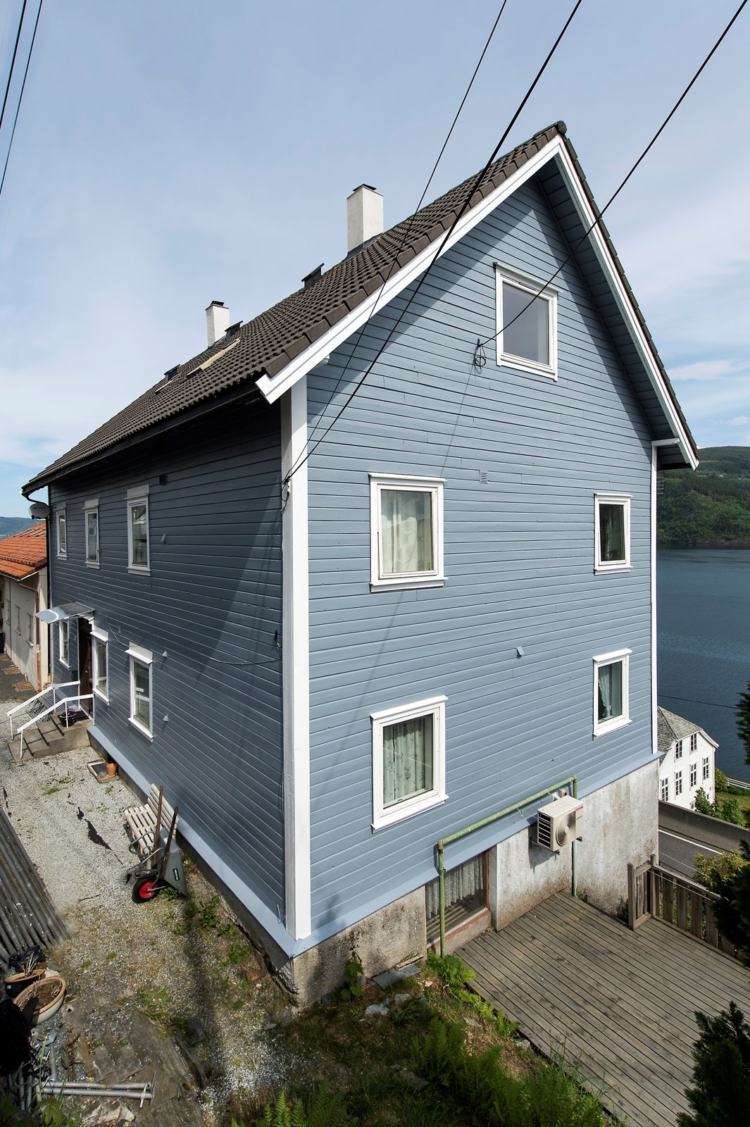 Bygget er velholdt og har blant annet nymalt fasade. Galleribilde