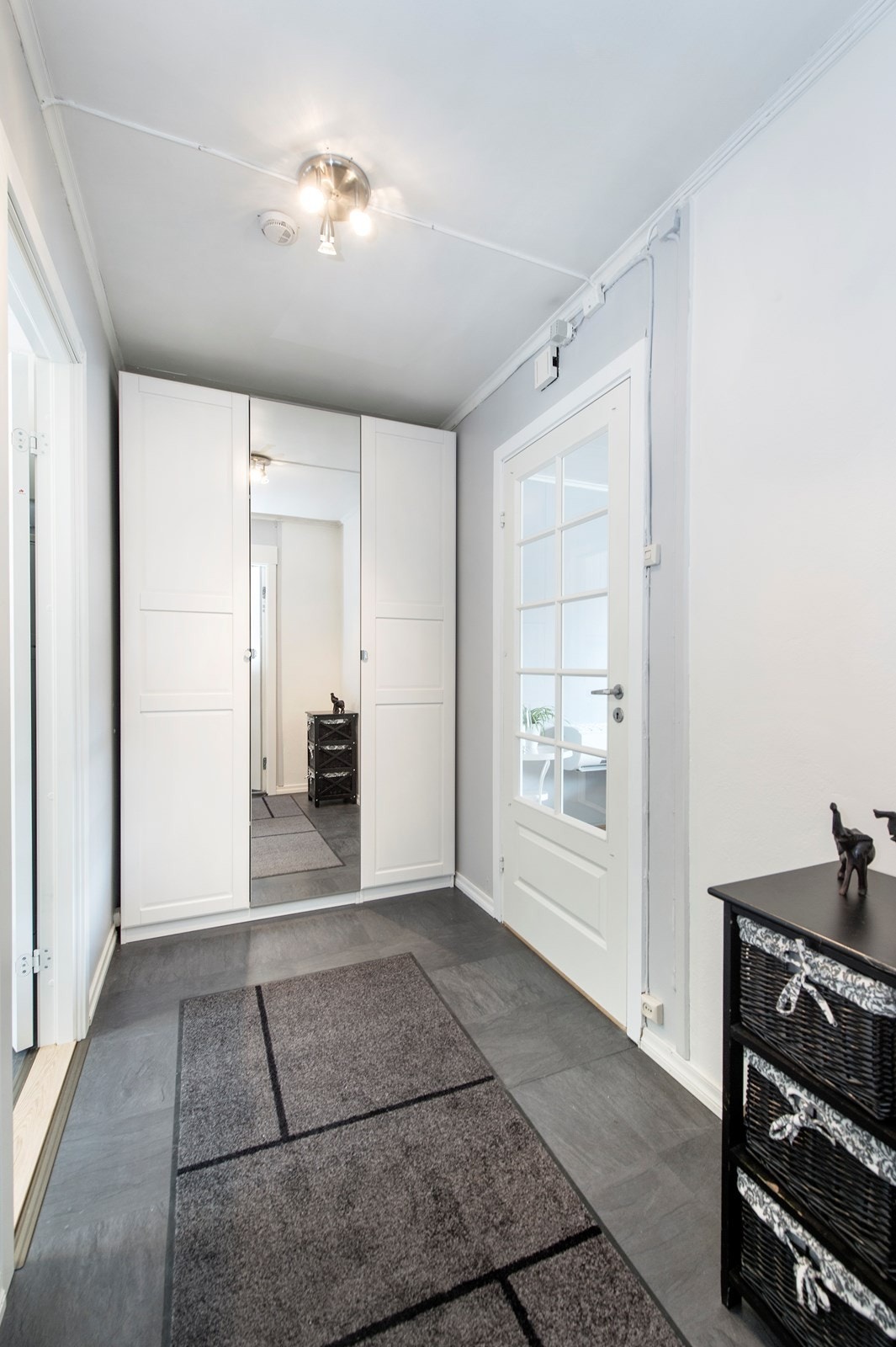 Entréen er lys og romslig med god plass til å henge fra seg yttertøy og sko. Galleribilde