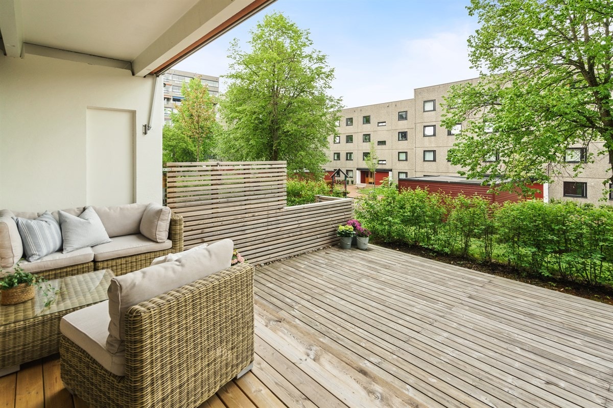 Fra stuen er det utgang til en stor og herlig markterrasse på hele 33m². Galleribilde