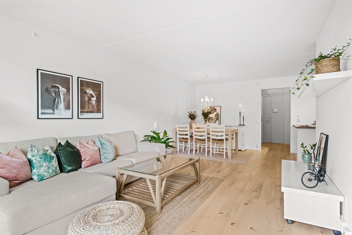 Stuen fremstår meget lys og romslig. Galleribilde