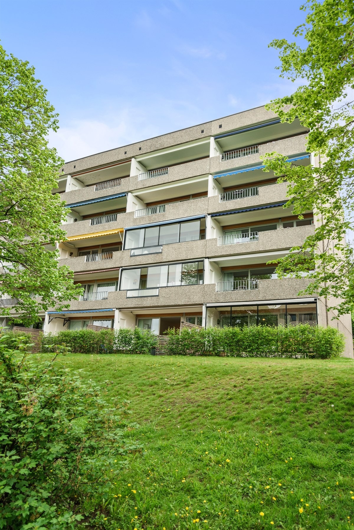 Det er opparbeidet fine utendørs oppholdsarealer både for barn og voksne. Galleribilde