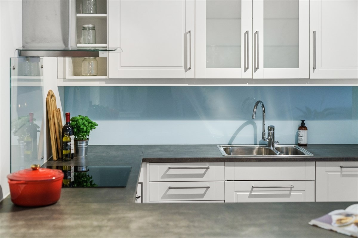 Integrerte koketopp, komfyr og oppvaskmaskin. Kullfiltervifte med glassfelt. Galleribilde