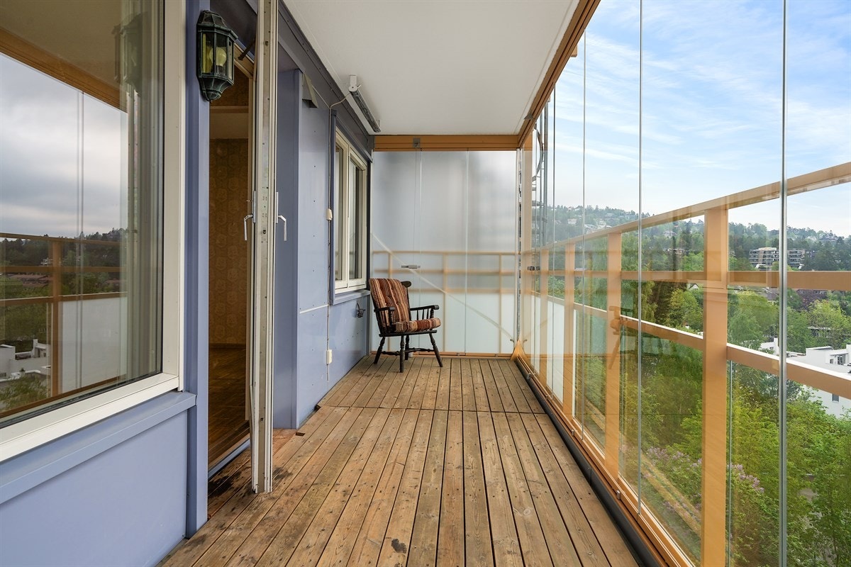 Fra stuen er det utgang til stor innglasset balkong med flott utsikt Galleribilde