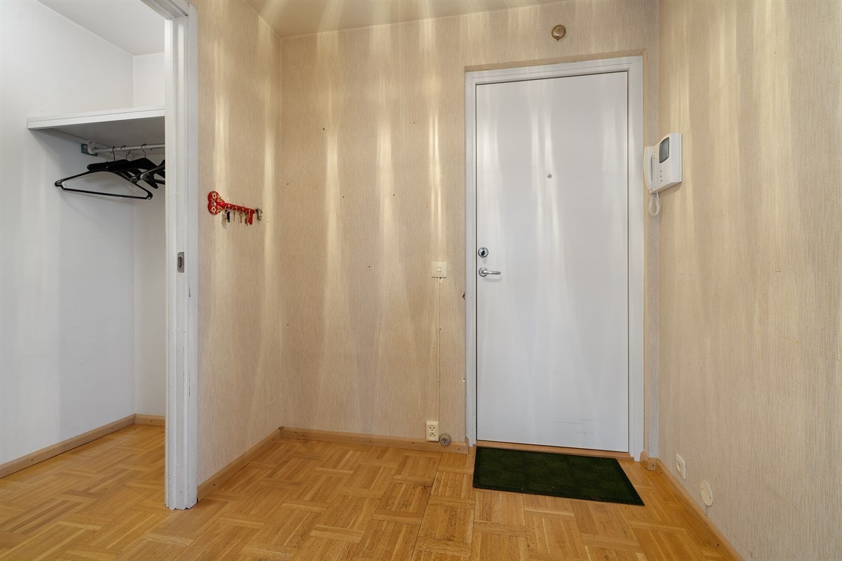 Leiligheten ligger i bygningens 4.etg. Adkomst via heis i oppgang. Galleribilde