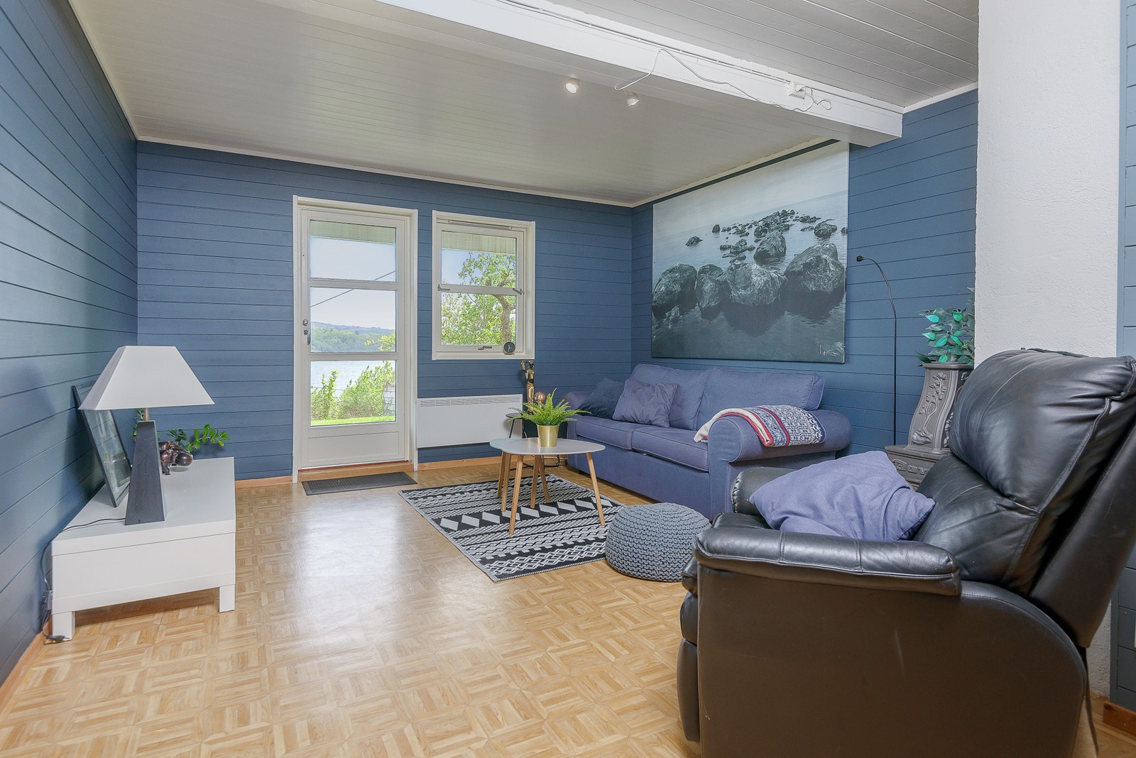 Stor kjellerstue med egen arbeidsplass og mulighet for å sette inn lite kjøkken. Galleribilde