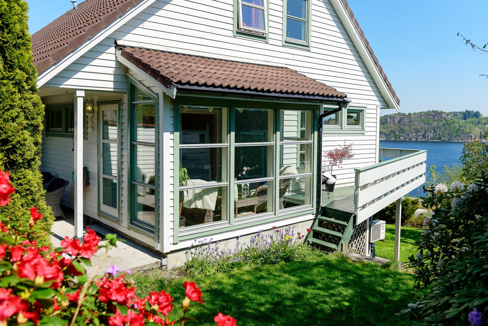 Huset har hagestue og en lun og skjermet hage Galleribilde