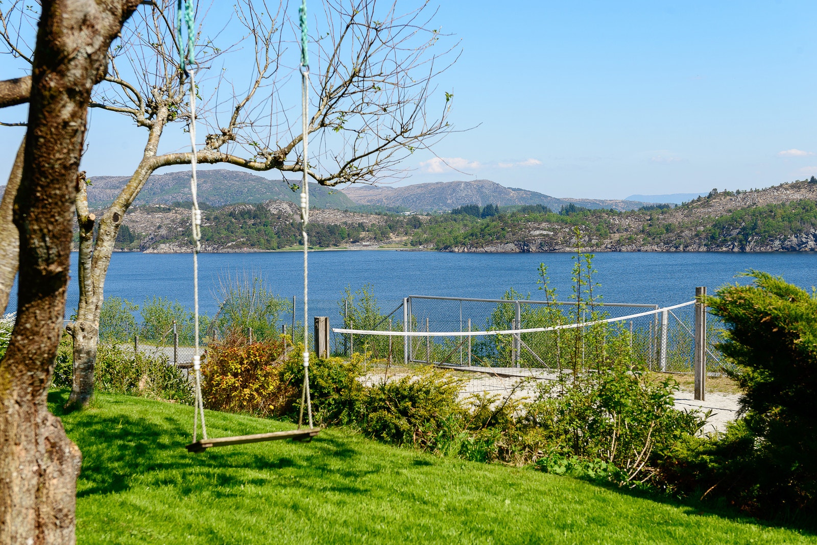 Usjenert hage med nydelig utsikt, frukttrær og god boltreplass. Galleribilde