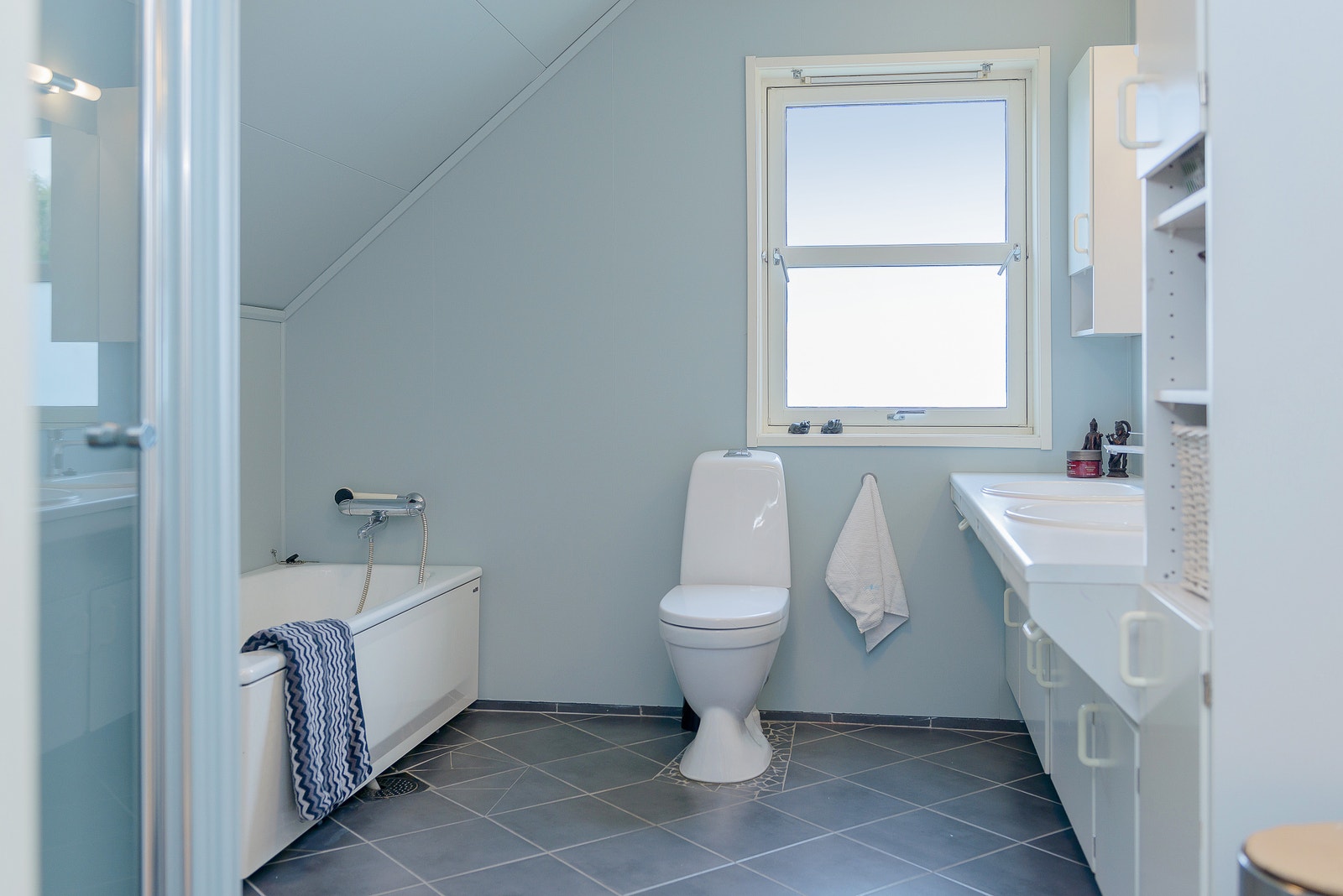 Romslig bad i 2. egt tilknyttet walk in closet, med dusjnisje, badekar og dobbel vask. Galleribilde