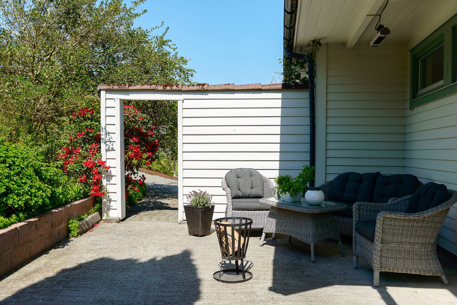 Lun uteplass på vestsiden av huset Galleribilde