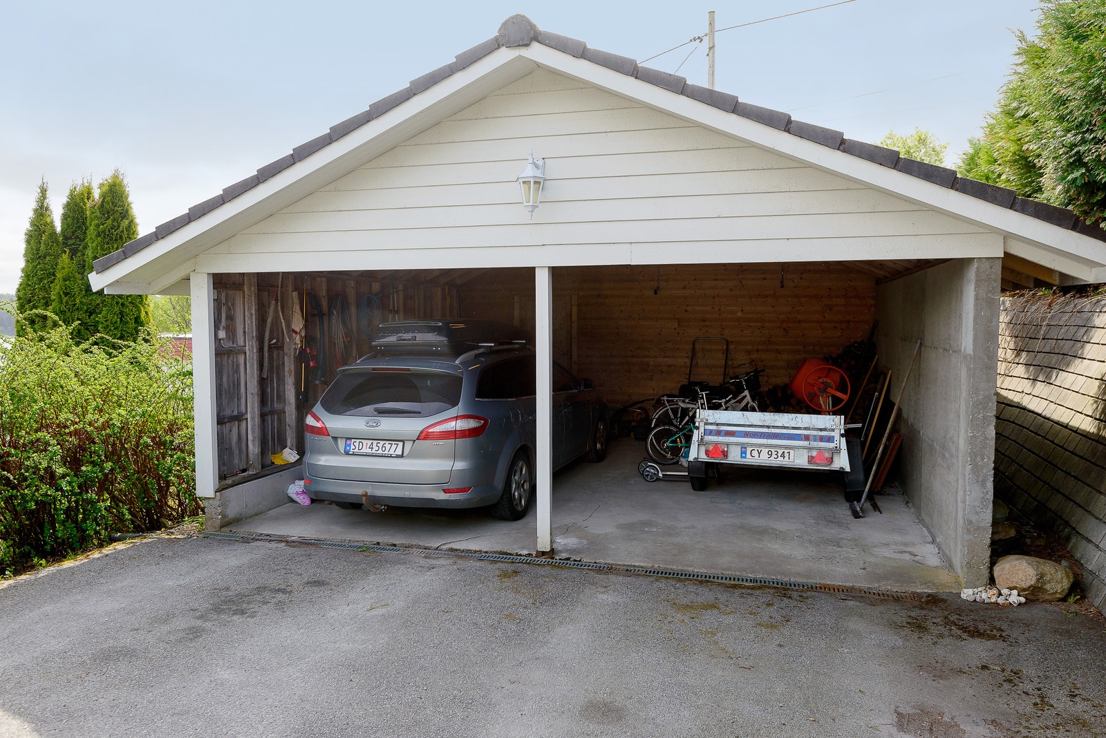 Dobbel garasje og god parkeringsmulighet. Galleribilde