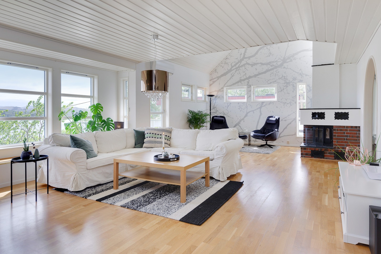 Romslig stue med panoramautsikt og stor takhøyde Galleribilde