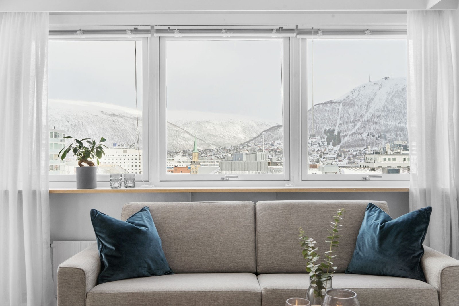 Fra sofakroken nyter du utsikten mot Fløya, Tinden og fastlandet i øst Galleribilde