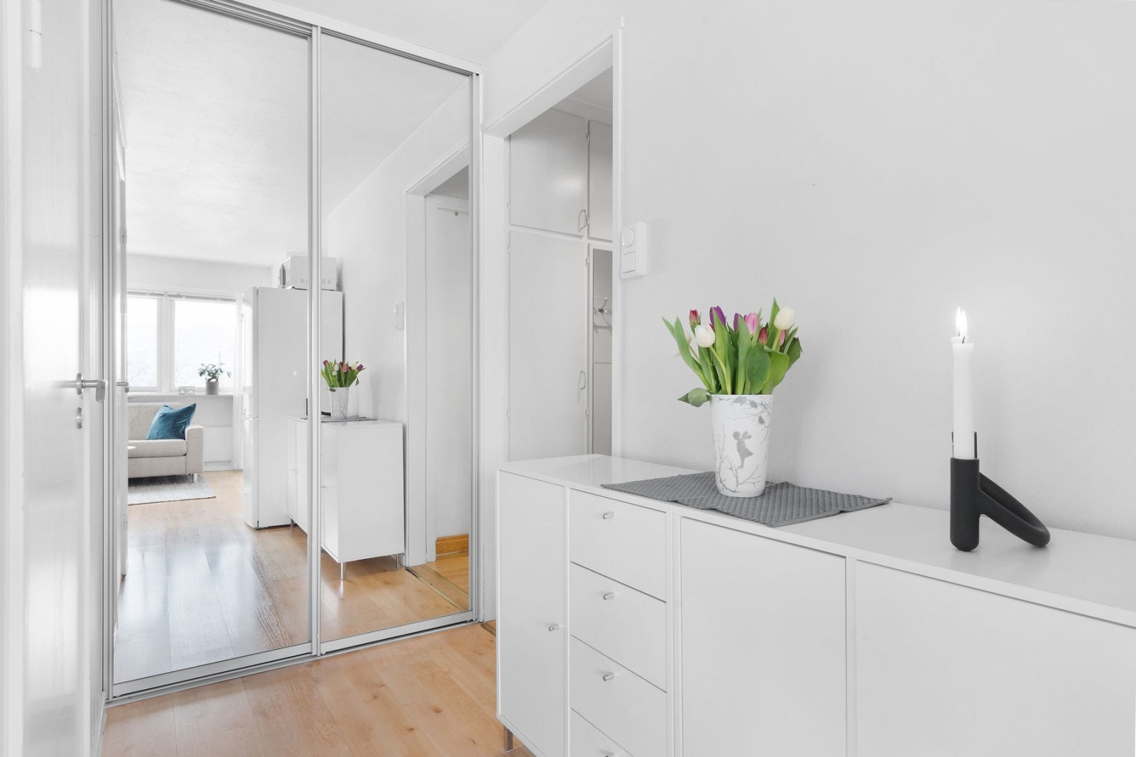 Hall med skyvedørsgarderobe Galleribilde